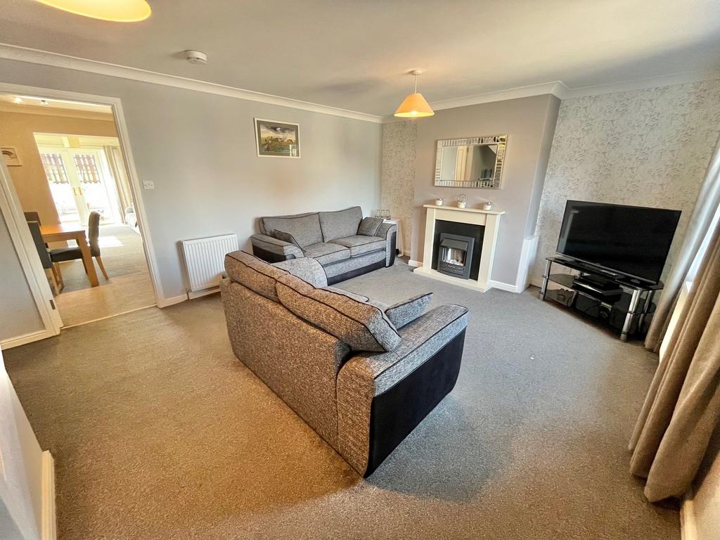 3 Woodley Court, Cargenbridge... 4 bed semidetached house £160,000