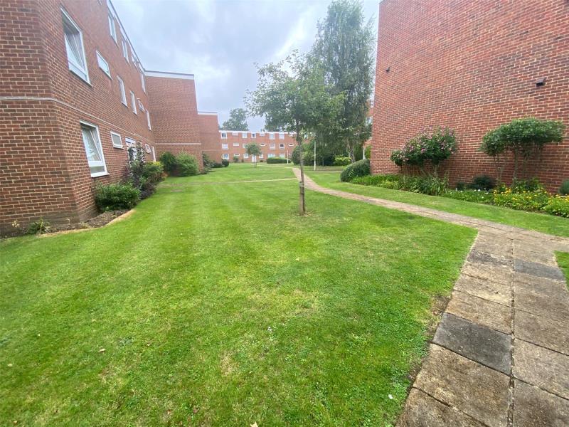 Hersham Road, Walton On Thames 2 bed flat £1,500 pcm (£346 pw)