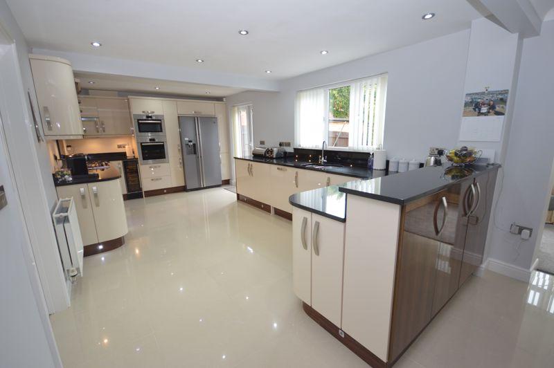 Falkirk Avenue, Widnes 4 bed detached house £435,000