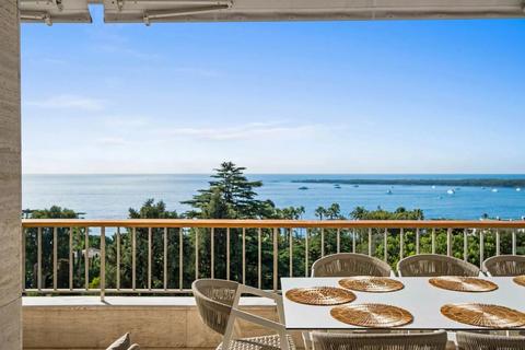 8 bedroom flat, Cannes, 06400, France