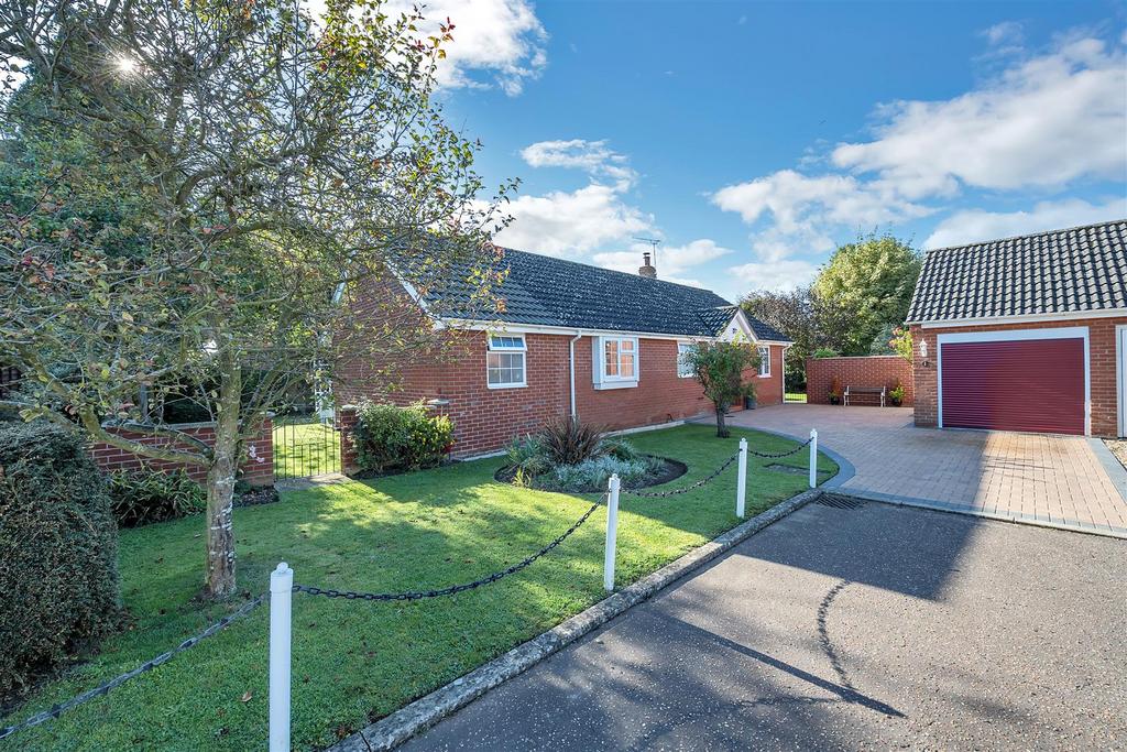 Pine Tree Court, Hopton 3 bed detached bungalow for sale - £425,000