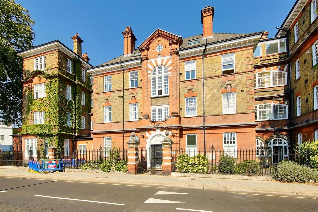 8 Earlsfield House Swaffield Road London 2 bed flat £1,800 pcm (£415 pw)