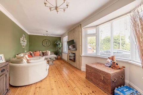 44 Fairfield Approach, Wraysbury, Staines, TW19 5DS