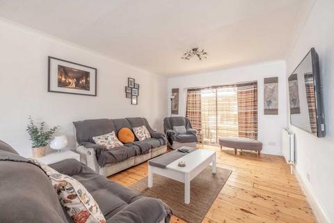 44 Fairfield Approach, Wraysbury, Staines, TW19 5DS