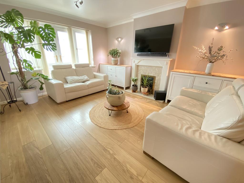 Orchard Grove, Caversham Park... 2 bed detached house £1,800 pcm (£