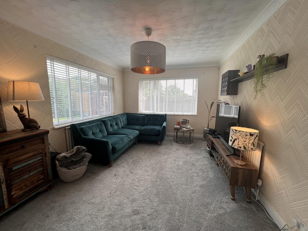 Stanley Road, Benfleet, SS7 3 bed detached bungalow £1,600 pcm (£369 pw)