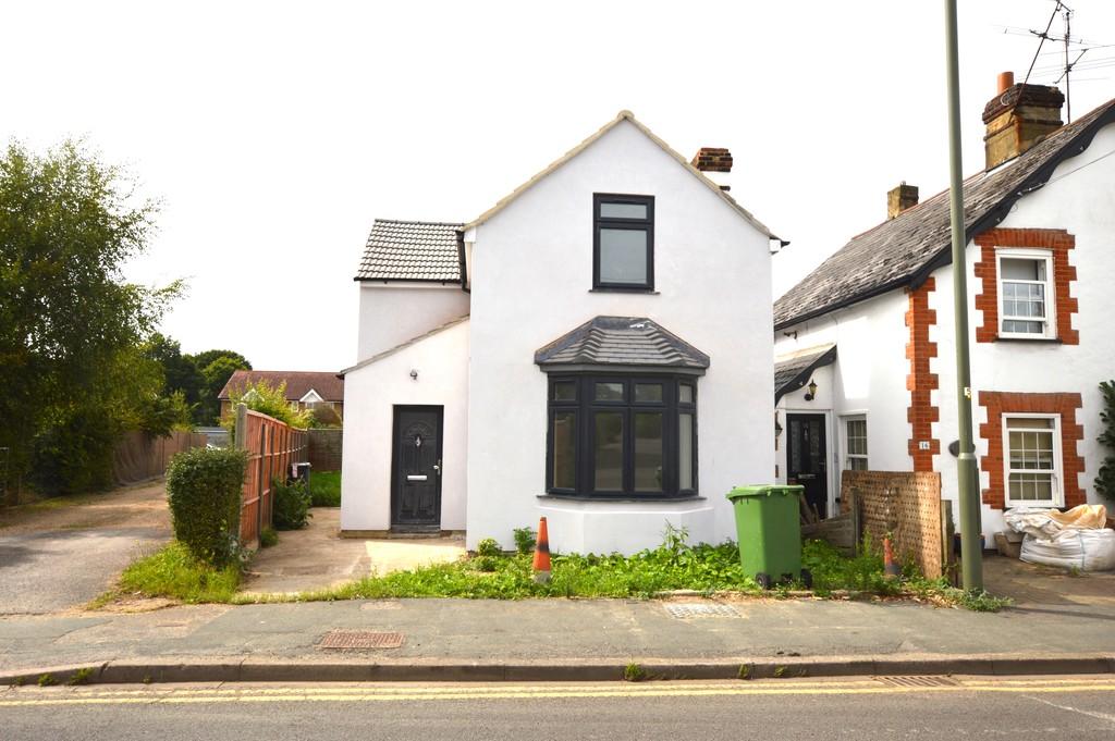 Guildford Road, Frimley Green 3 bed detached house for sale £465,000