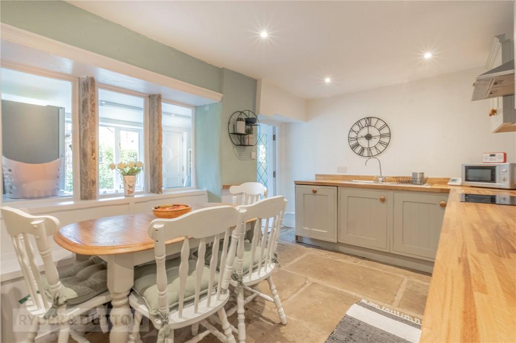 Blackmoorfoot Road, Huddersfield, West Yorkshire, HD4 2 bed terraced