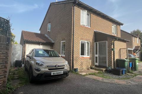 31 Stewart Close, Hampton, TW12 3XJ