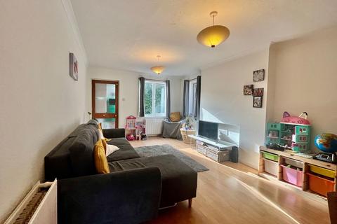 31 Stewart Close, Hampton, TW12 3XJ