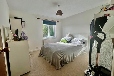 31 Stewart Close, Hampton, TW12 3XJ