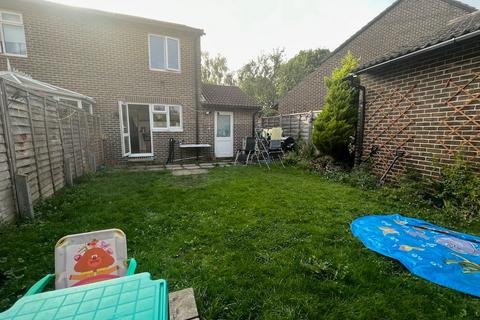 31 Stewart Close, Hampton, TW12 3XJ
