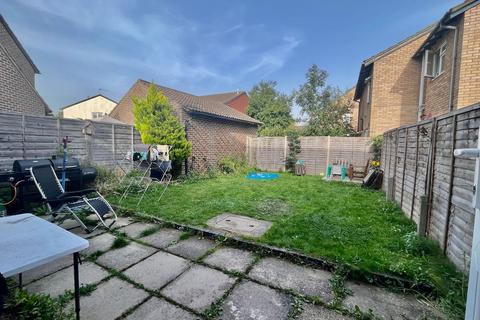 31 Stewart Close, Hampton, TW12 3XJ