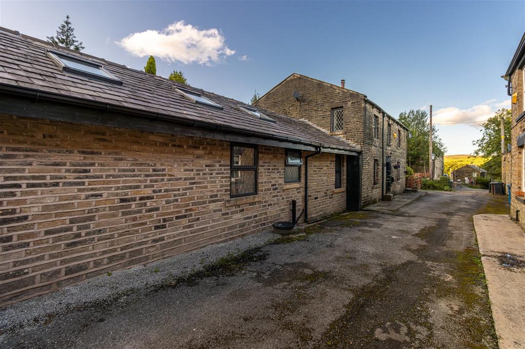 The Coach House, Denshaw, Saddleworth 4 bed detached house for sale £