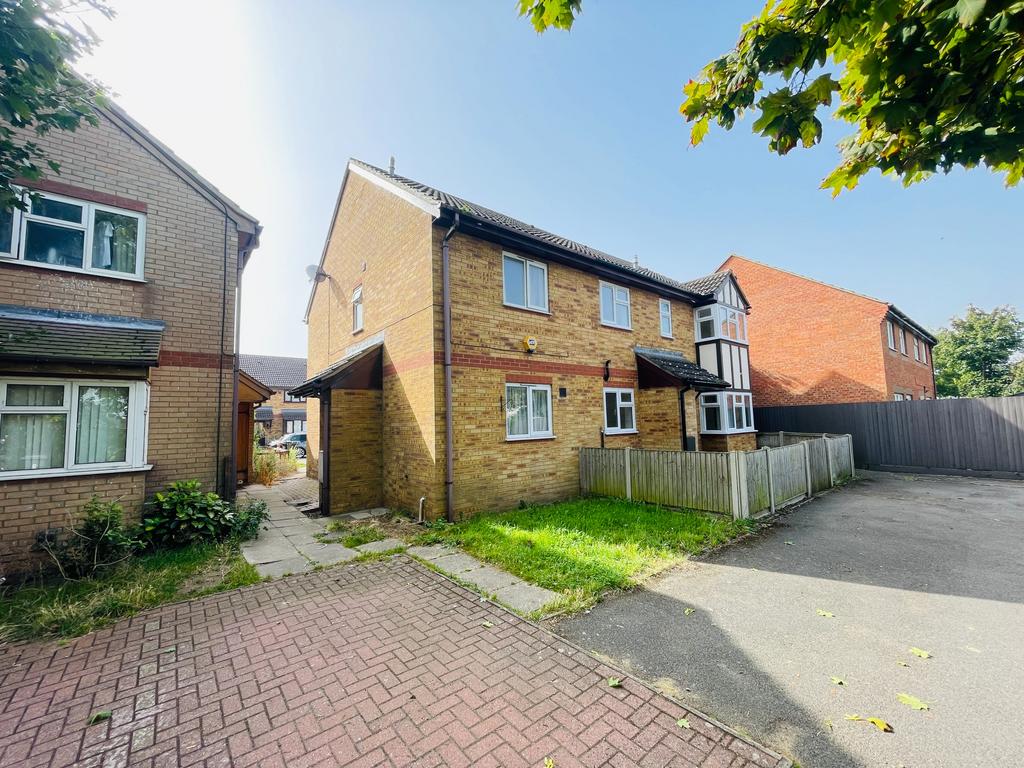 Reynolds Close, Biggleswade, SG18 2 bed semi-detached house - £925 pcm ...