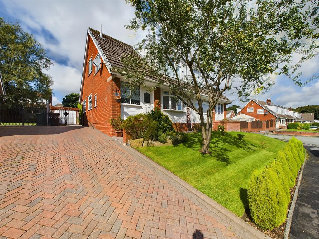 Dereham Way, Winstanley, Wigan, WN3 3 bed semidetached house £1,100