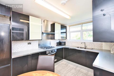 4 bedroom maisonette to rent, Pigott Street, Off Burdett Rd, Mile End, East London, E14