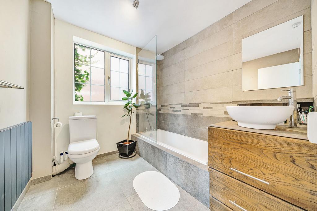 Family Bathroom (1)