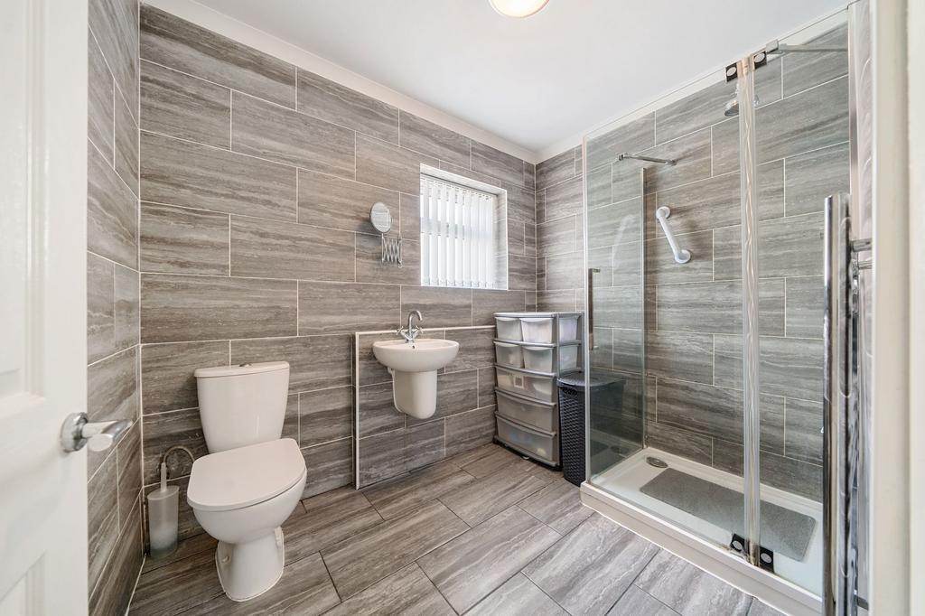 Family Bathroom (1)