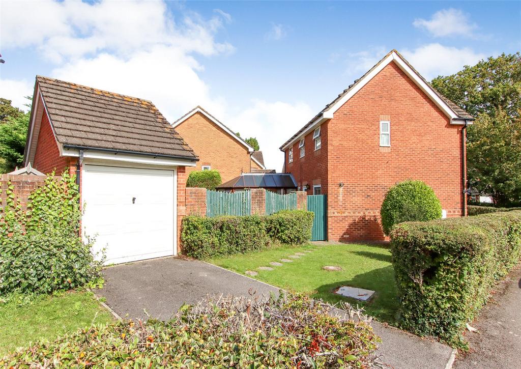 Vitre Gardens, Lymington, Hampshire, SO41 3 bed detached house for sale