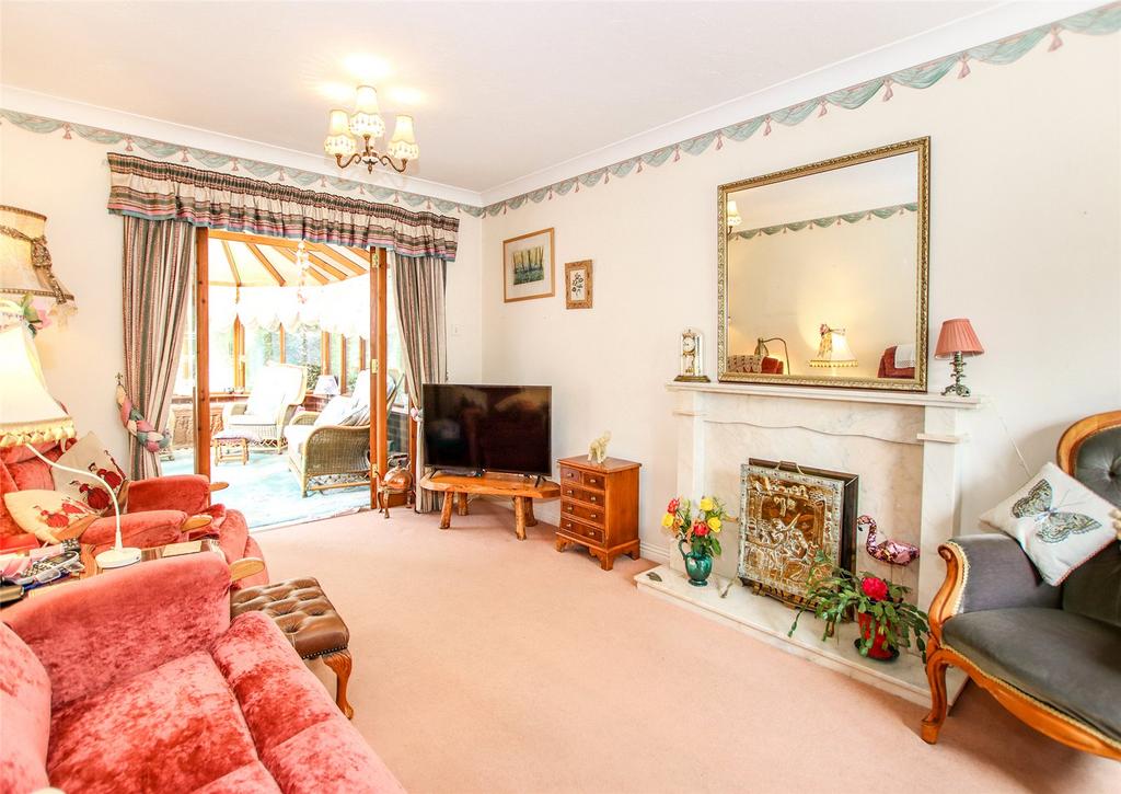Vitre Gardens, Lymington, Hampshire, SO41 3 bed detached house for sale