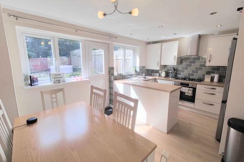3 bedroom terraced house for sale, Windmill Crescent, Halifax HX3