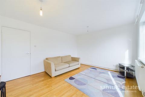 2 bedroom flat to rent, Central Hill, London, SE19