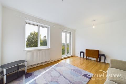 2 bedroom flat to rent, Central Hill, London, SE19