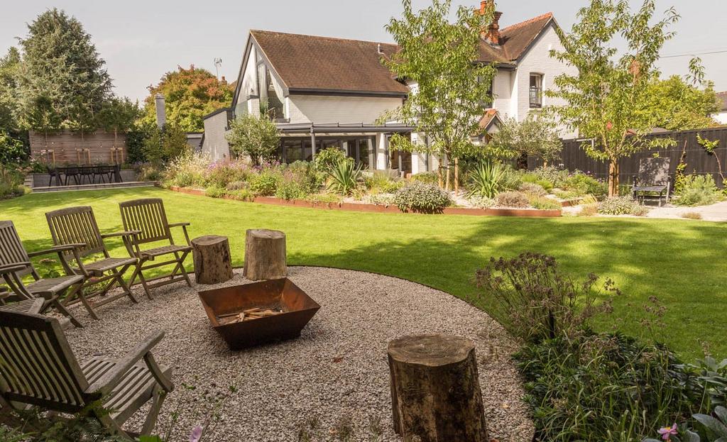 CHEAPSIDE ROAD, CHEAPSIDE VILLAGE, ASCOT, BERKSHIRE, SL5 7QH 4 bed