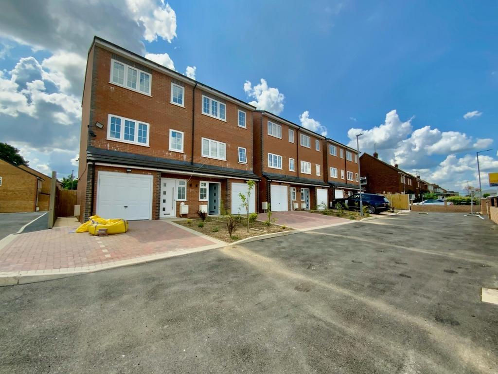 Wingate Road, Luton, Bedfordshire... 3 bed townhouse £1,600 pcm (£369 pw)