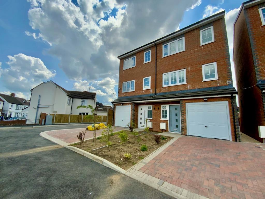 Wingate Road, Luton, Bedfordshire... 3 bed townhouse £1,600 pcm (£369 pw)