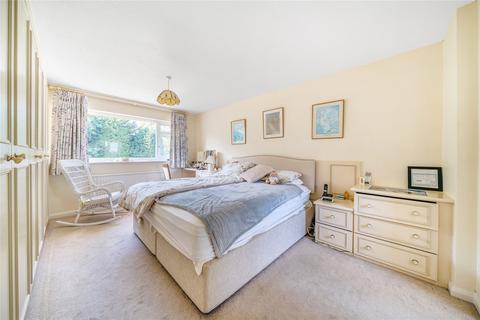 27 Sarum Green, Weybridge, KT13 9RX