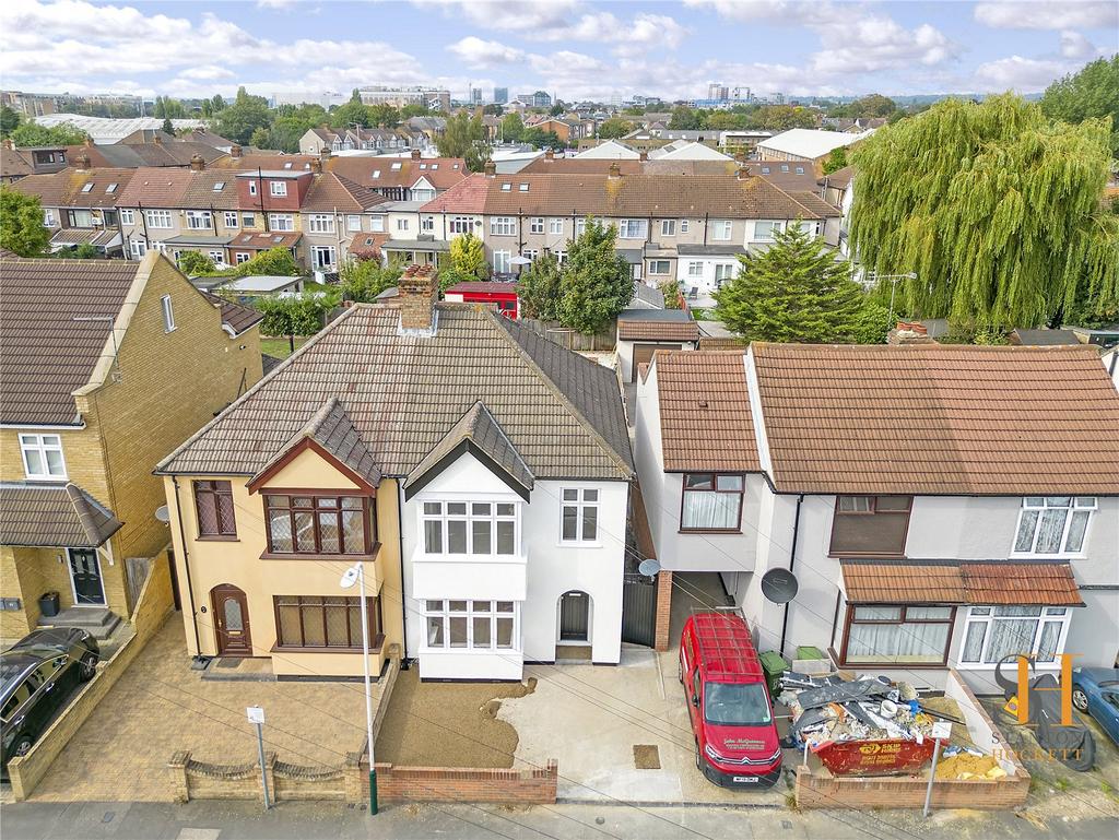 Clydesdale Road, Hornchurch, RM11 3 bed semidetached house £500,000