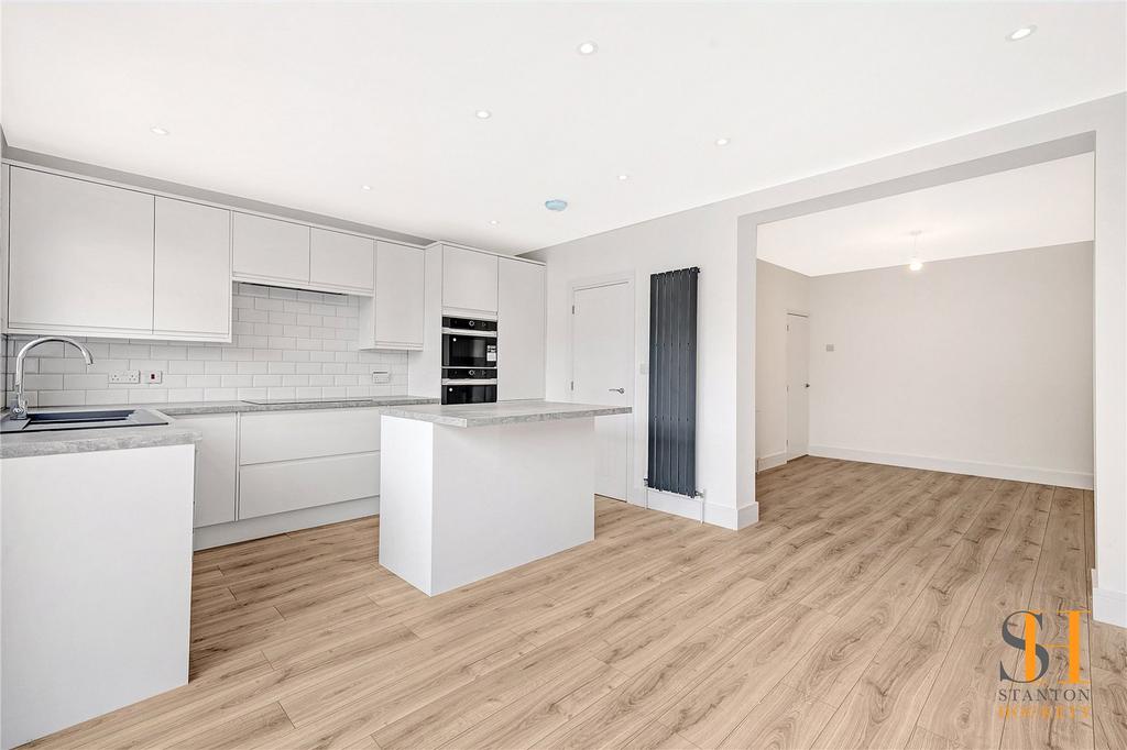 Clydesdale Road, Hornchurch, RM11 3 bed semidetached house £500,000