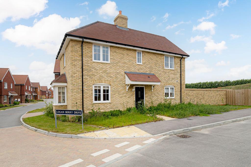 Loganberry Drive, Faversham, ME13 3 bed detached house for sale - £147,000