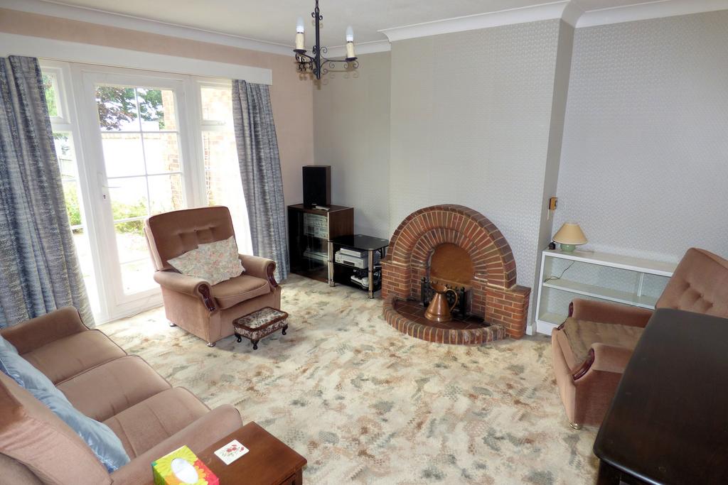 Thorndon Avenue, West Horndon CM13 2 bed semidetached bungalow for