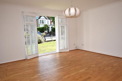 2 bedroom flat for sale - Larkswood Court, 153 The Avenue, Highams Park, London. E4 9SF