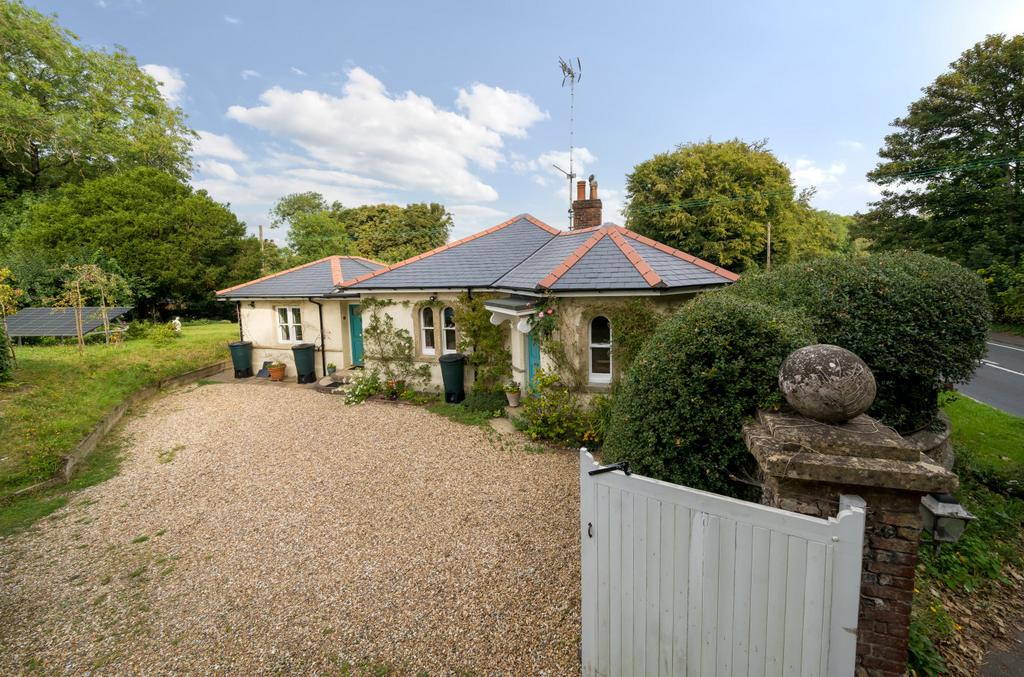 Coxs Hill, Twyford, Winchester, Hampshire, SO21 3 bed detached house for sale £700,000