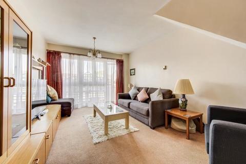 32 Lampeter Square, London, W6 8PS