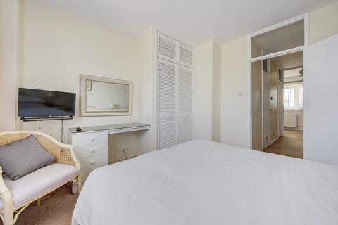 32 Lampeter Square, London, W6 8PS