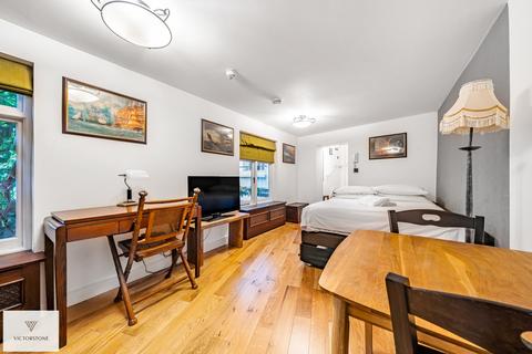 Studio to rent, Cartwright Gardens, Bloomsbury, London, WC1H