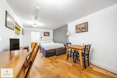 Studio to rent, Cartwright Gardens, Bloomsbury, London, WC1H