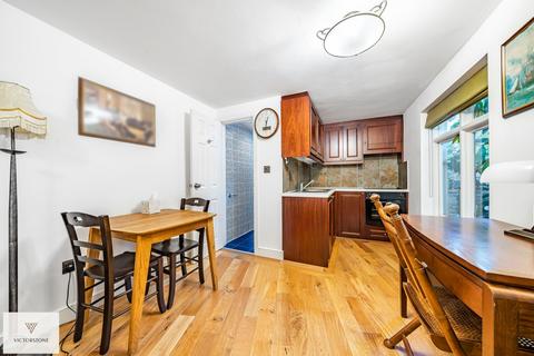 Studio to rent, Cartwright Gardens, Bloomsbury, London, WC1H