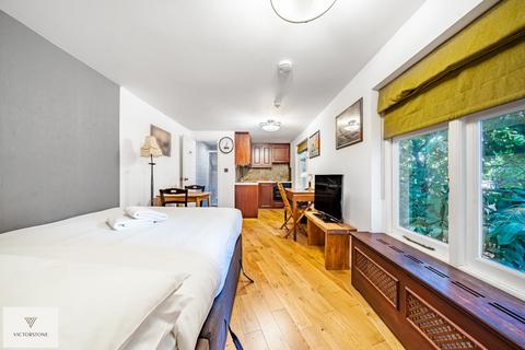 Studio to rent, Cartwright Gardens, Bloomsbury, London, WC1H