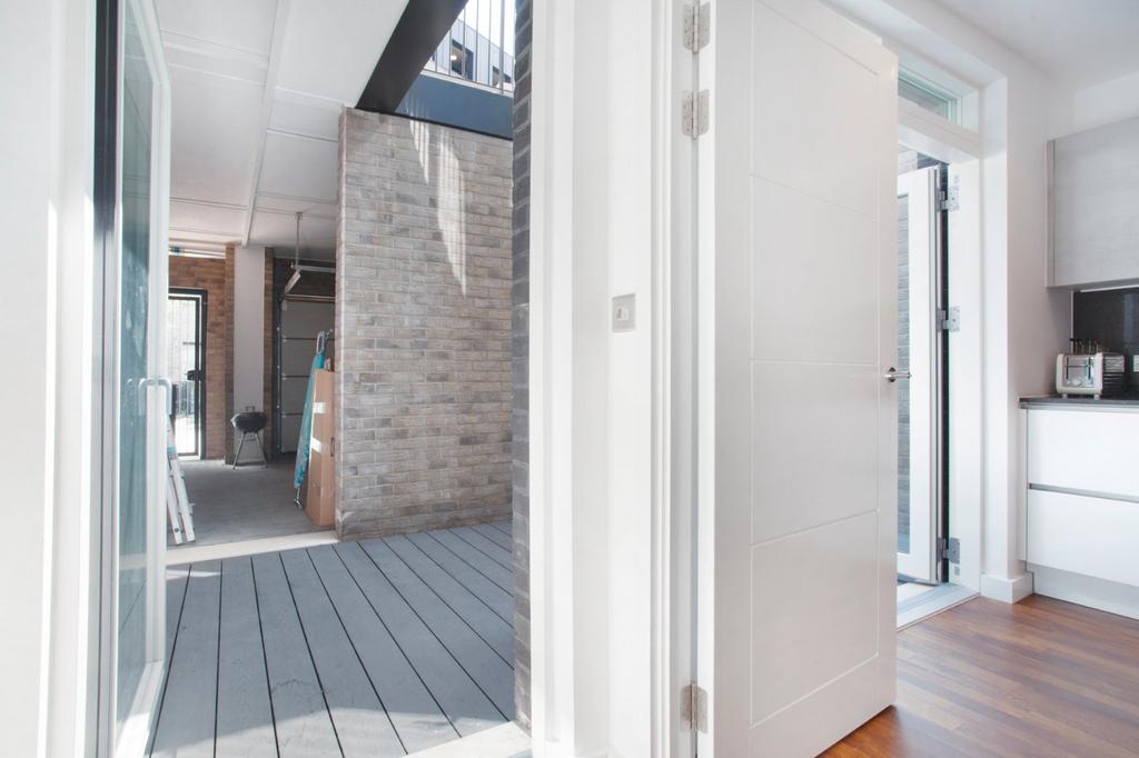 Kitchen/Courtyard