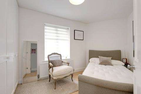 37 Hogarth Hill, London, NW11 6AY