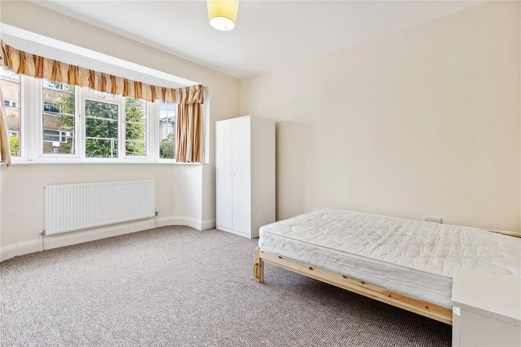 Balham Park Road, London 2 bed flat to rent £2,250 pcm (£519 pw)