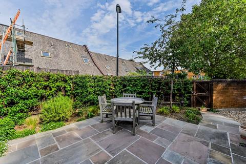 25 Roman Way, London, N7 8XE