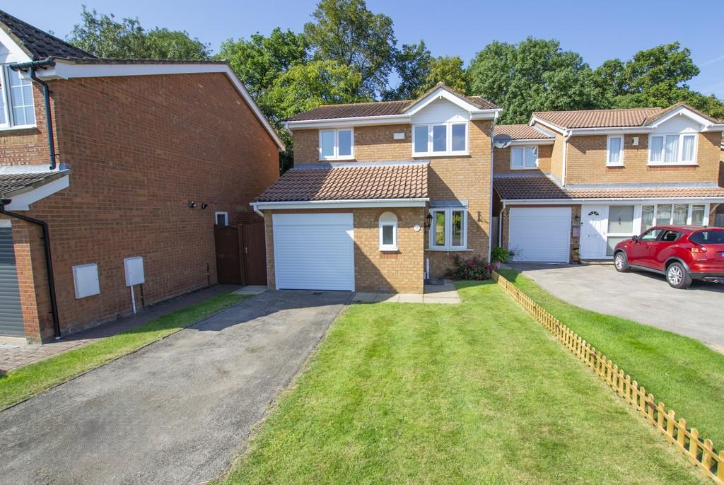 St Andrews Drive 3 bed detached house - £1,900 pcm (£438 pw)