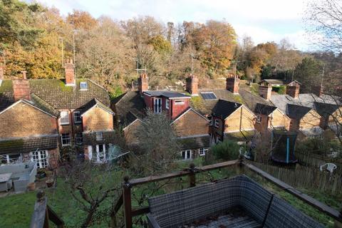 25 Eashing Lane, Godalming, GU7 2JZ